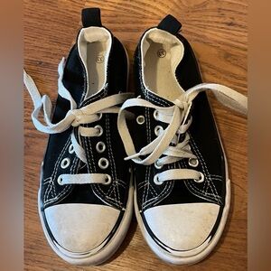 Black Converse like low top fashion kids sneakers might be size 11.5 youth